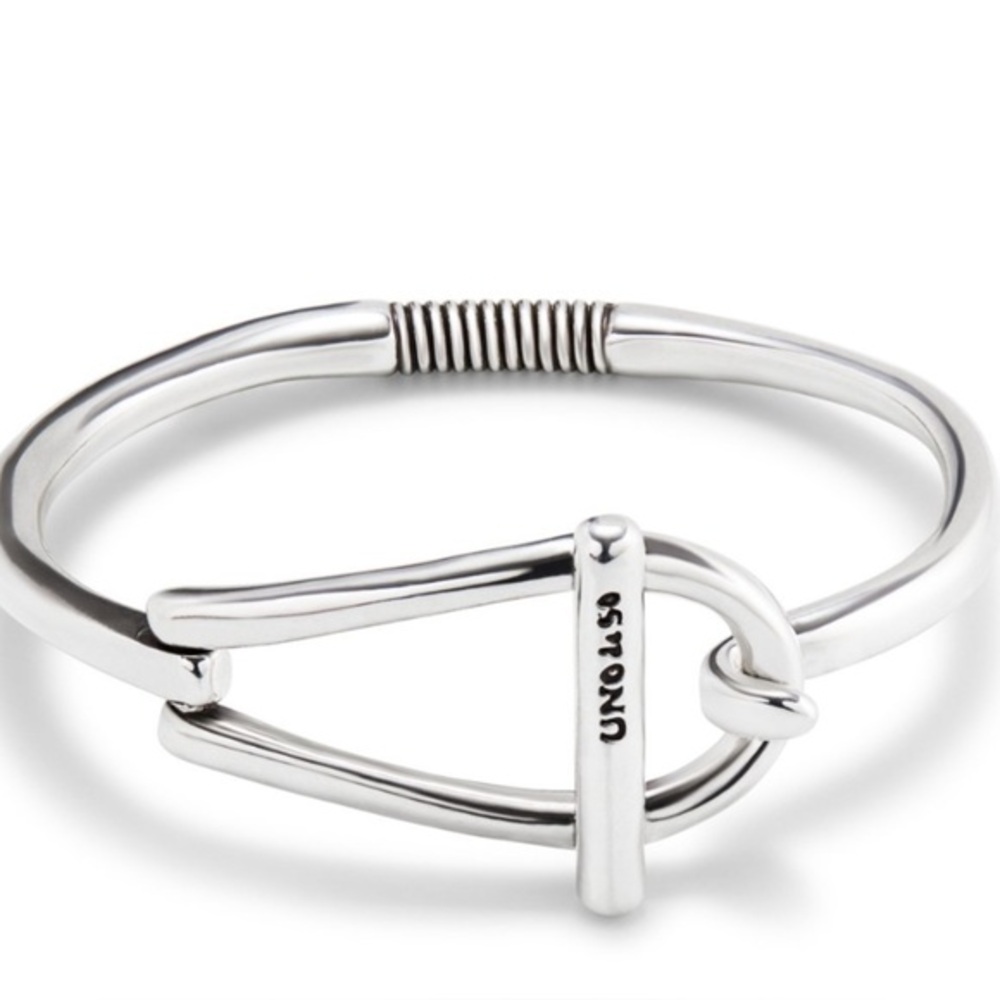 Bangle bracelet with medium sized link
